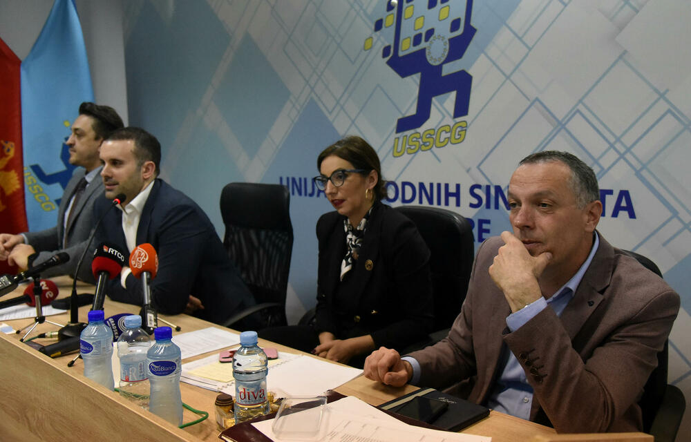 <p>Spajić rekao da će je predviđeno povećanje zarada prosvjetnim radnicima od 10 odsto do jula, Božović rekao da je to od 1. jula</p>