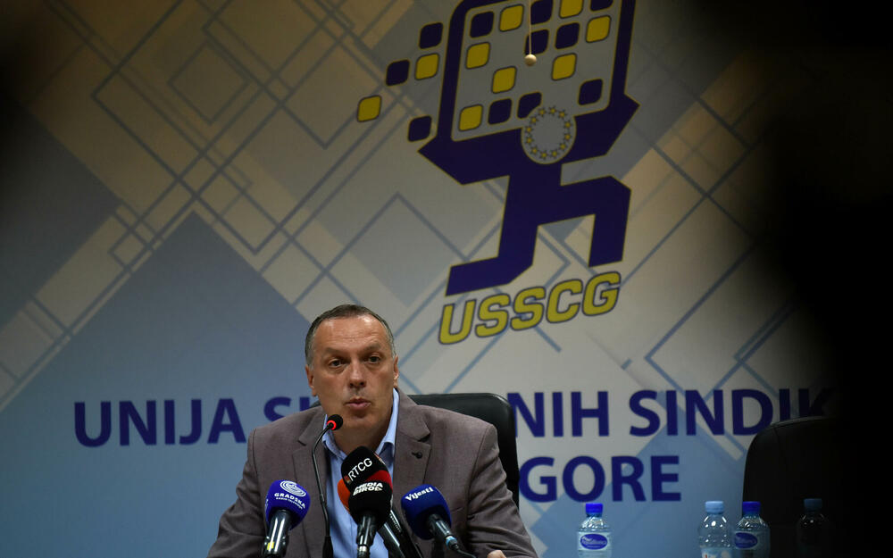 <p>Spajić rekao da će je predviđeno povećanje zarada prosvjetnim radnicima od 10 odsto do jula, Božović rekao da je to od 1. jula</p>