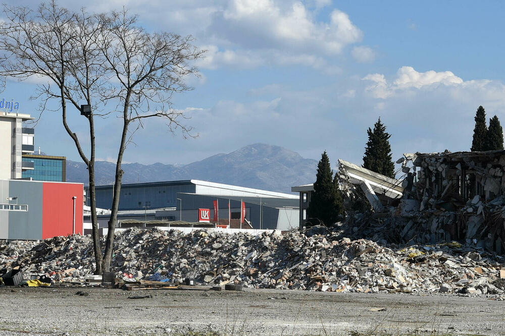 Srušeni i ostaci bivše upravne zgrade iza pumpe Jugopetrola, Foto: BORIS PEJOVIC