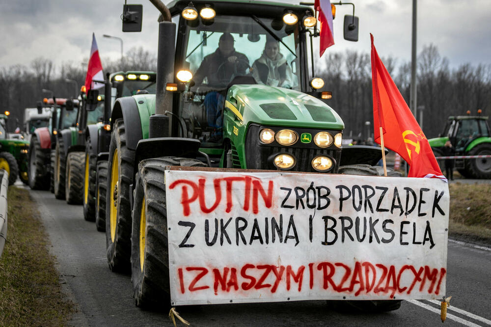 Traktor sa natpisom: "Putine, zavedi red u Ukrajini i Briselu i u našoj vladi", Foto: Reuters