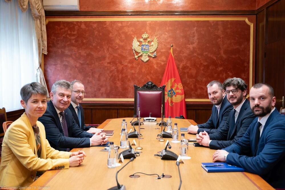 Sa sastanka, Foto: PES