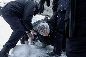 Moskva tajms: Uhapšeni na skupovima u Rusiji zbog smrti Navaljnog...