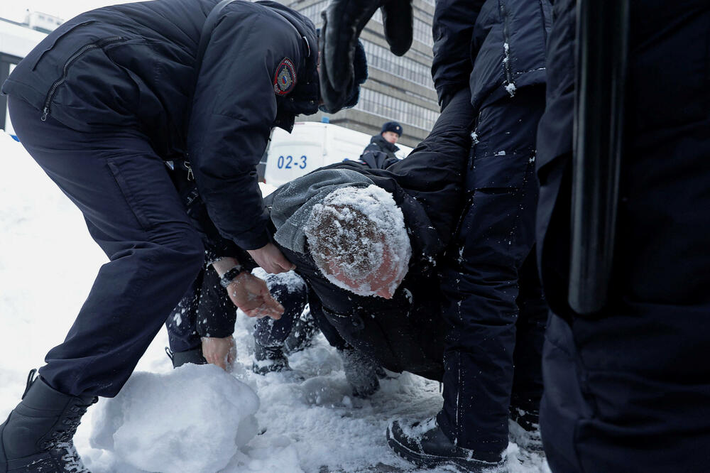 Policajci privode muškarca tokom skupa u znak sjećanja na Alekseja Navaljnog kod spomenika, "Zid tuge", žrtvama političkih represija u Moskvi, Foto: Reuters