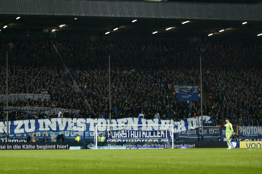 Jedna od mnogobrojnih poruka navijača upućena privatnim investitorima, Foto: Reuters