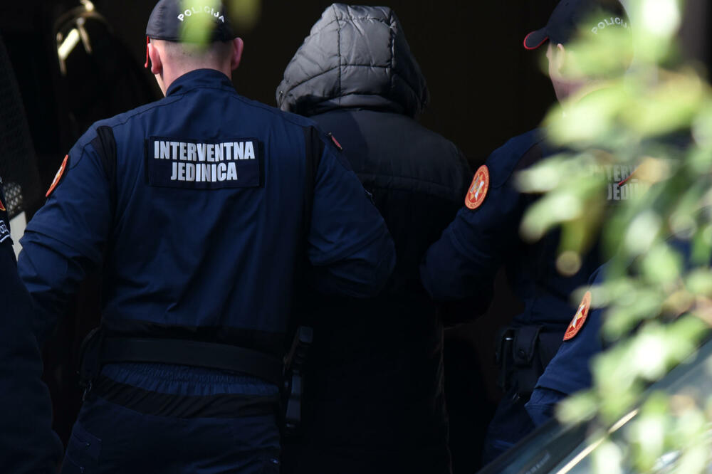 Dovođenje jednog od osumnjičenih na saslušanje, Foto: Luka Zeković