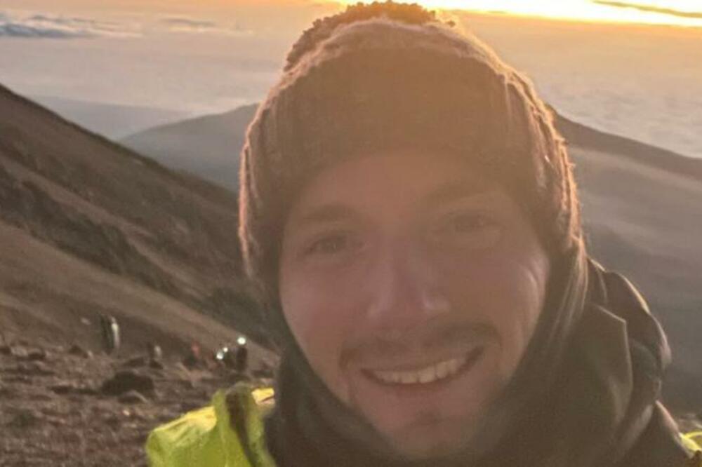 Muškarac, koji radi kao lični trener, postao je prvi čovek na svetu koji se popeo do najvišeg vrha u Africi i sišao sa njega hodajući unazad., Foto: BBC