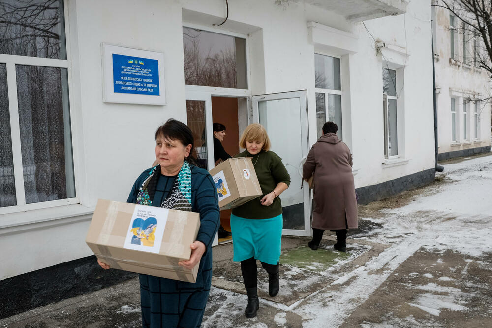 Nastavnici lokalne škole šalju pakete ukrajinskim vojnicima