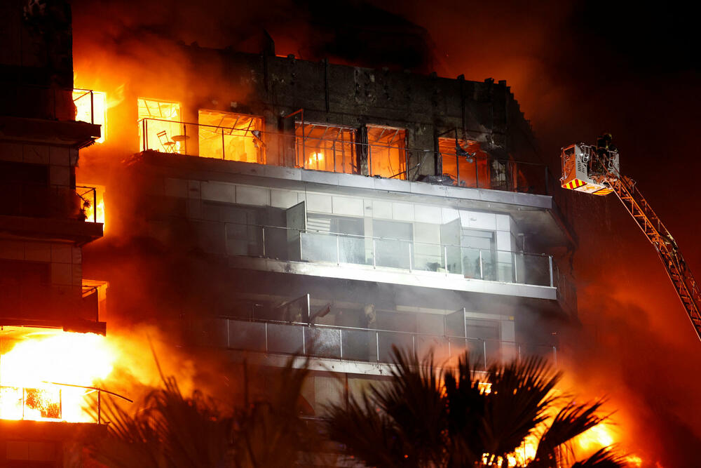 <p>Španski premijer Pedro Sančez napisao na društvenoj mreži Iks da je "šokiran strašnim požarom u zgradi u Valensiji" i dodao da je gradu ponudio "svu pomoć koja je neophodna"</p>