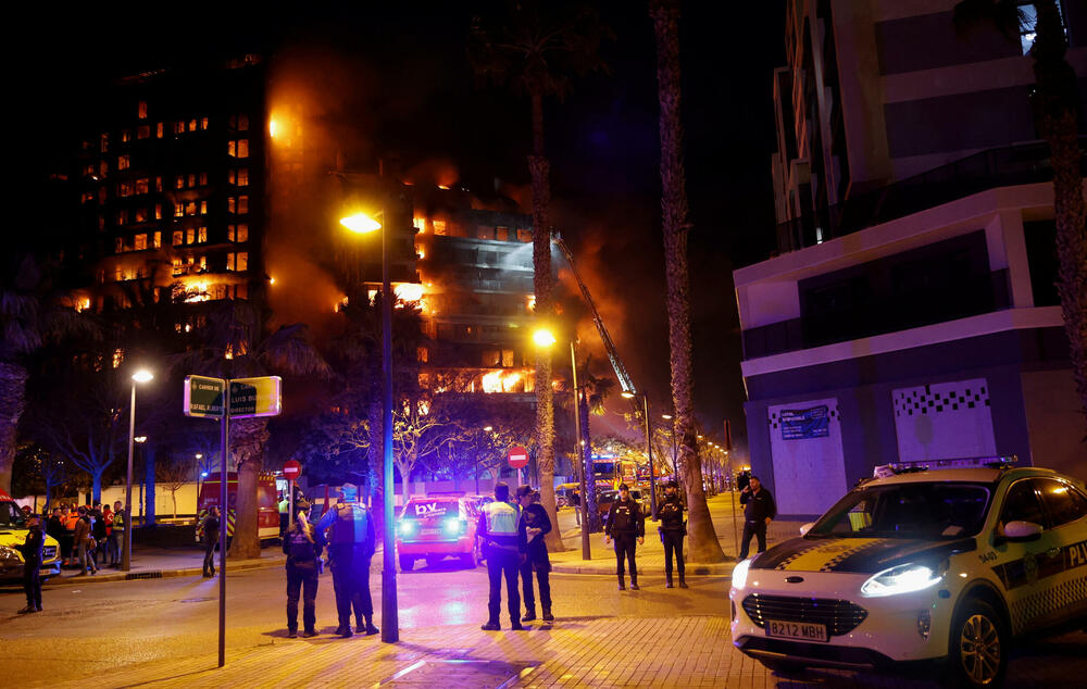 <p>Španski premijer Pedro Sančez napisao na društvenoj mreži Iks da je "šokiran strašnim požarom u zgradi u Valensiji" i dodao da je gradu ponudio "svu pomoć koja je neophodna"</p>