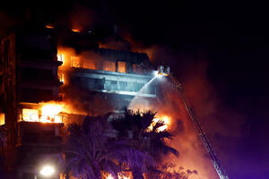 Lokalne vlasti: U požaru koji je zahvatio stambenu zgradu u...