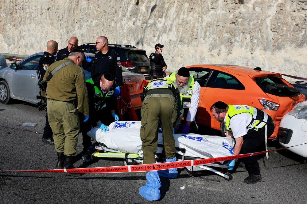 Odnošenje tijela ubijenog, Foto: Reuters