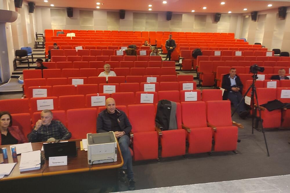 Čekajući da počne vanredna sjednica, Foto: Svetlana Mandić