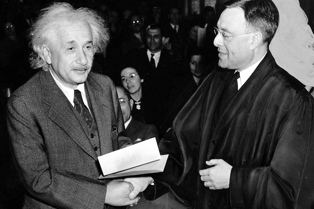 Ajnštajn 1940. dobija potvrdu o američkom državljanstvu, Foto: Wikipedia.org