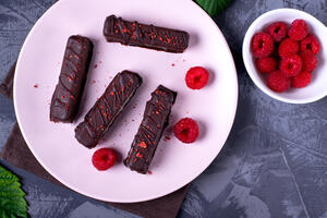 Treat for the weekend: Sticks with raspberries and chocolate