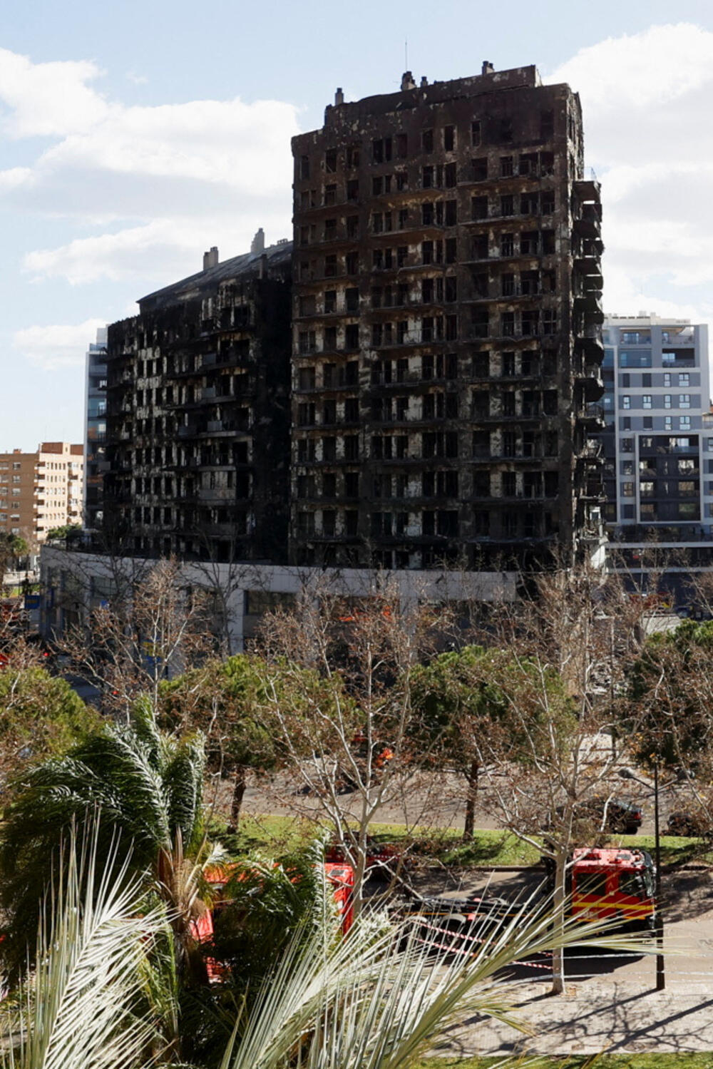 <p>Za sada se ne zna tačan uzrok požara u stambenoj zgradi u kojem je povrijeđeno i 15 ljudi</p>