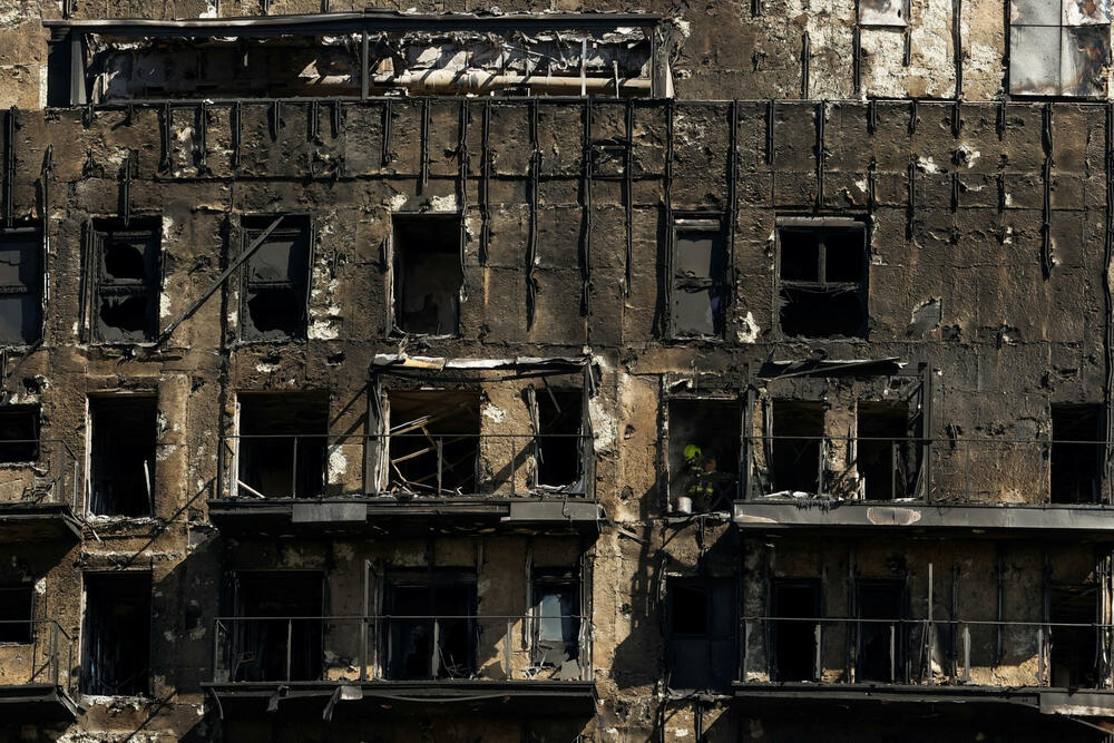 <p>Za sada se ne zna tačan uzrok požara u stambenoj zgradi u kojem je povrijeđeno i 15 ljudi</p>