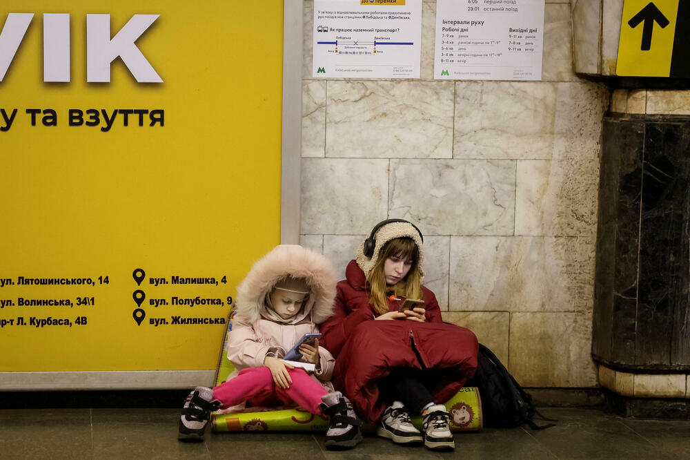Ljudi tokom vazdušne opasnosti sklonište nalaze u stanicama metroa: Detalj iz Kojeva, glavnog grada Ukrajine, Foto: Reuters