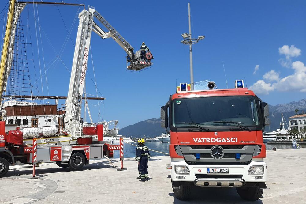 Hidraulična platforma SZS Tivat, Foto: Siniša Luković