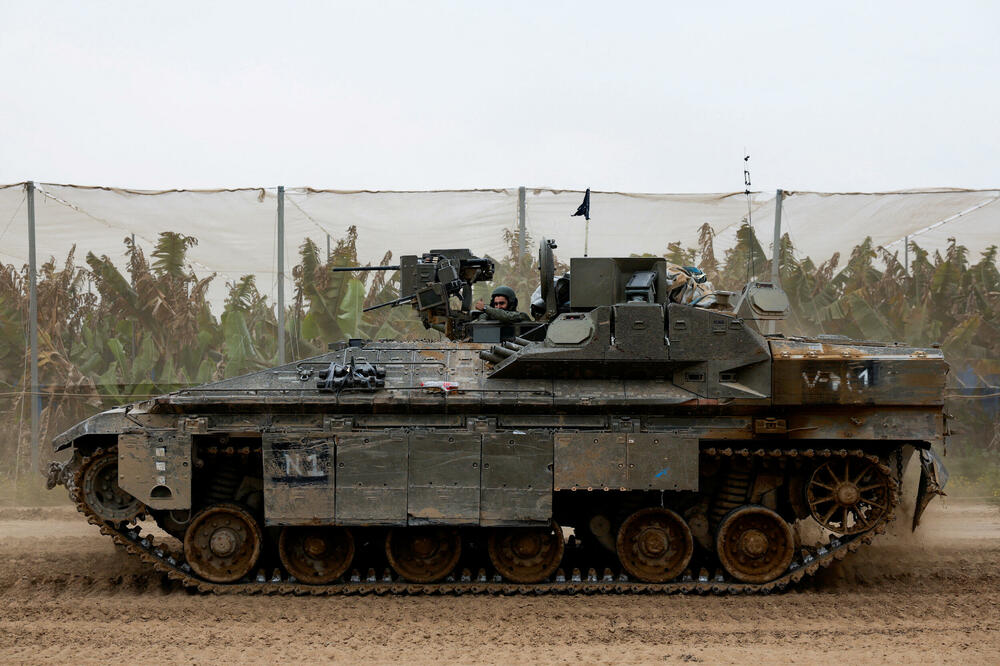 Izraelski oklopni transporter (APC) manevriše u blizini granice između Izraela i Gaze, Foto: Reuters
