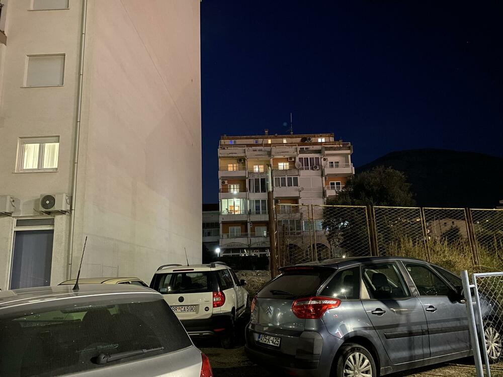 Do ulice preko zida i parkinga