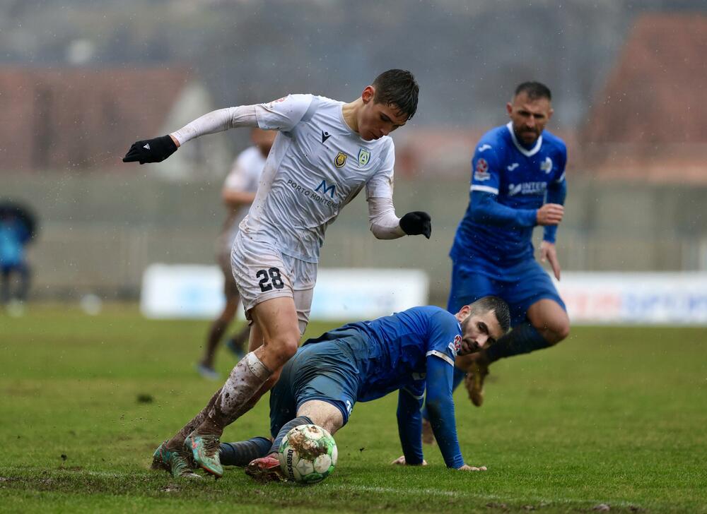 Aleksa Ćetković (Arsenal) u duelu sa Vojinom Pavlovićem (Sutjeska)