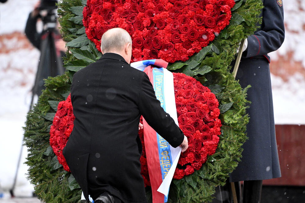 Putin polaže vijenac na Spomenik neznanom junaku u Kremlju, Foto: Rojters