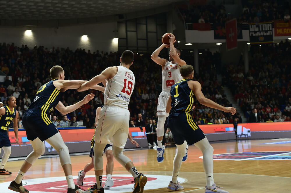 <p>Košarkaška reprezentacija Crne Gore u 2. kolu kvalifikacija za Eurobasket savladala u Podgorici Švedsku - 95:70</p>
