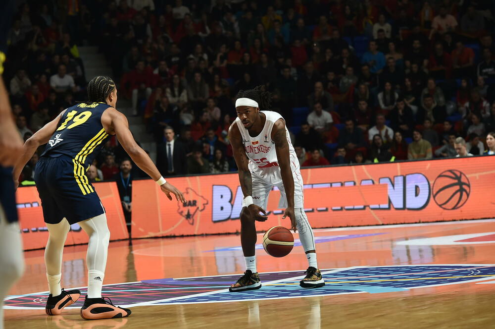 <p>Košarkaška reprezentacija Crne Gore u 2. kolu kvalifikacija za Eurobasket savladala u Podgorici Švedsku - 95:70</p>