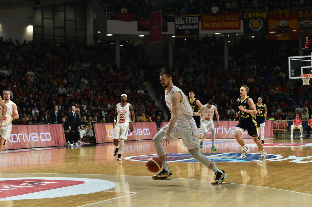 <p>Košarkaška reprezentacija Crne Gore u 2. kolu kvalifikacija za Eurobasket savladala u Podgorici Švedsku - 95:70</p>