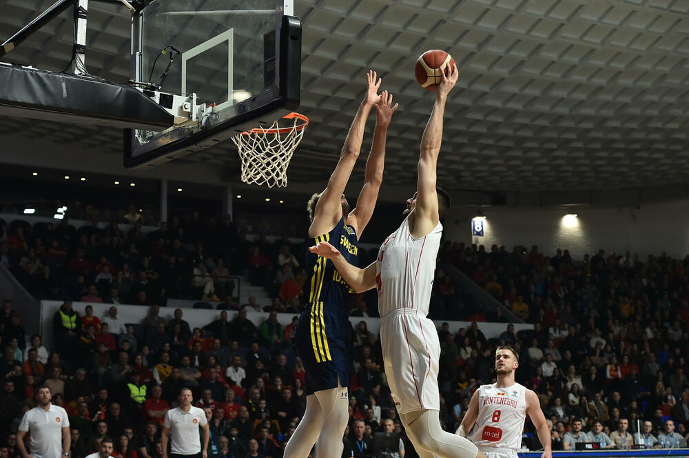<p>Košarkaška reprezentacija Crne Gore u 2. kolu kvalifikacija za Eurobasket savladala u Podgorici Švedsku - 95:70</p>