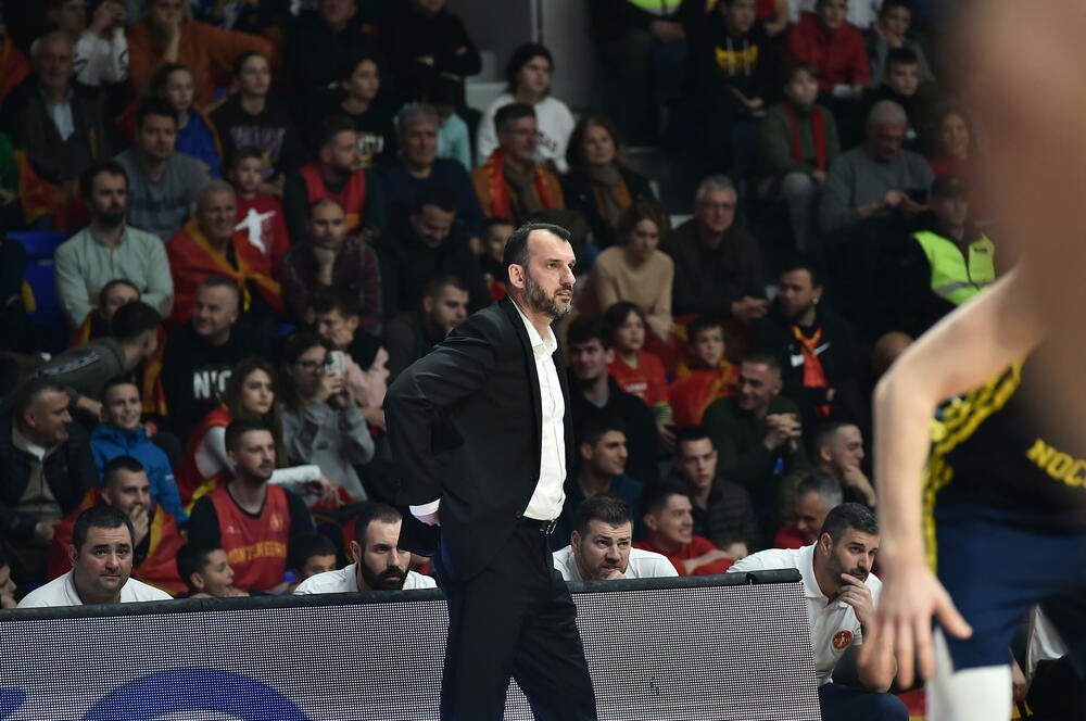 <p>Košarkaška reprezentacija Crne Gore u 2. kolu kvalifikacija za Eurobasket savladala u Podgorici Švedsku - 95:70</p>