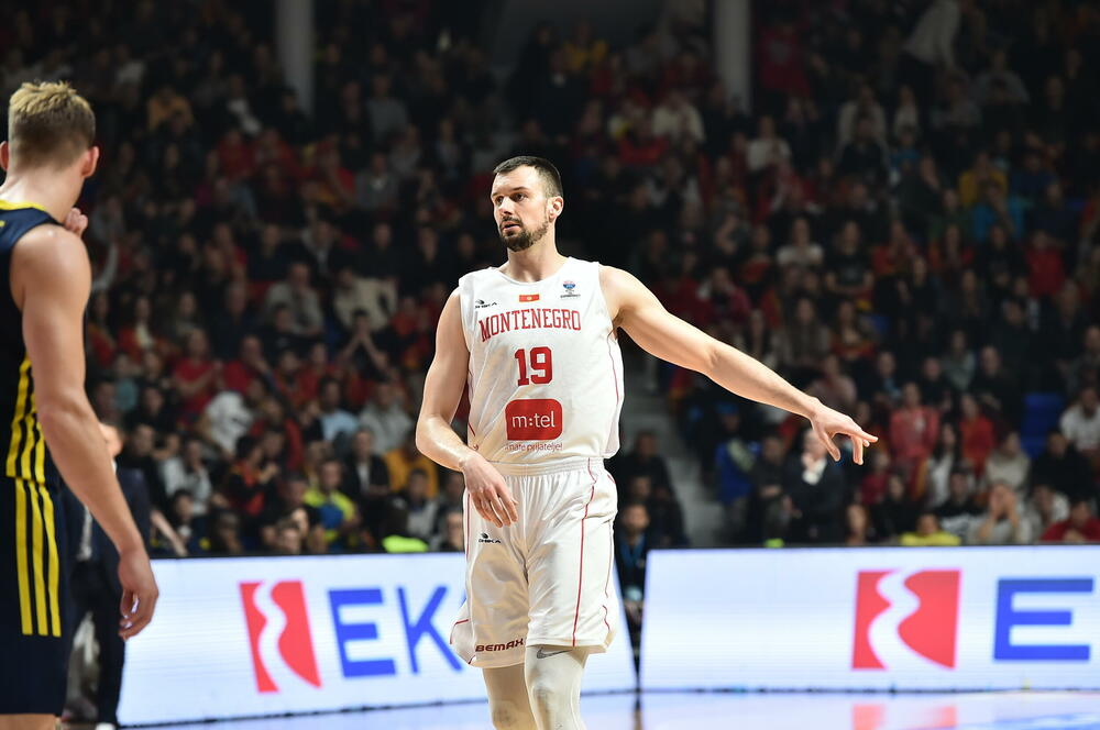 <p>Košarkaška reprezentacija Crne Gore u 2. kolu kvalifikacija za Eurobasket savladala u Podgorici Švedsku - 95:70</p>