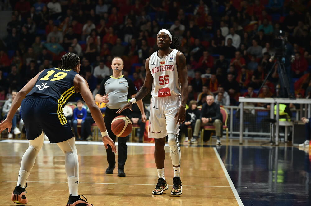 <p>Košarkaška reprezentacija Crne Gore u 2. kolu kvalifikacija za Eurobasket savladala u Podgorici Švedsku - 95:70</p>