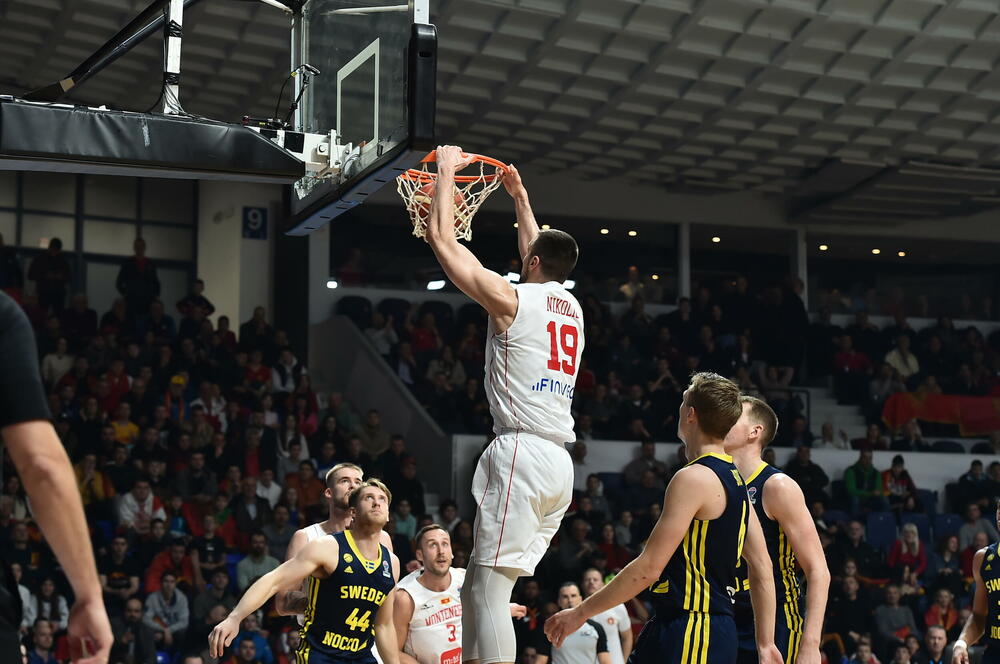 <p>Košarkaška reprezentacija Crne Gore u 2. kolu kvalifikacija za Eurobasket savladala u Podgorici Švedsku - 95:70</p>