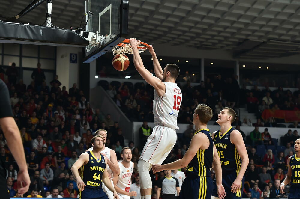 <p>Košarkaška reprezentacija Crne Gore u 2. kolu kvalifikacija za Eurobasket savladala u Podgorici Švedsku - 95:70</p>