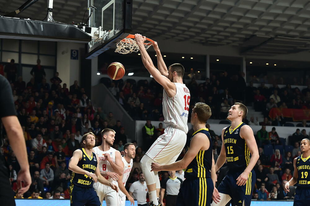 <p>Košarkaška reprezentacija Crne Gore u 2. kolu kvalifikacija za Eurobasket savladala u Podgorici Švedsku - 95:70</p>