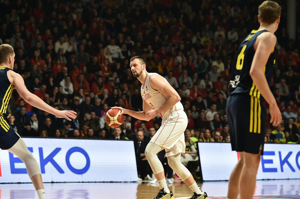 <p>Košarkaška reprezentacija Crne Gore u 2. kolu kvalifikacija za Eurobasket savladala u Podgorici Švedsku - 95:70</p>