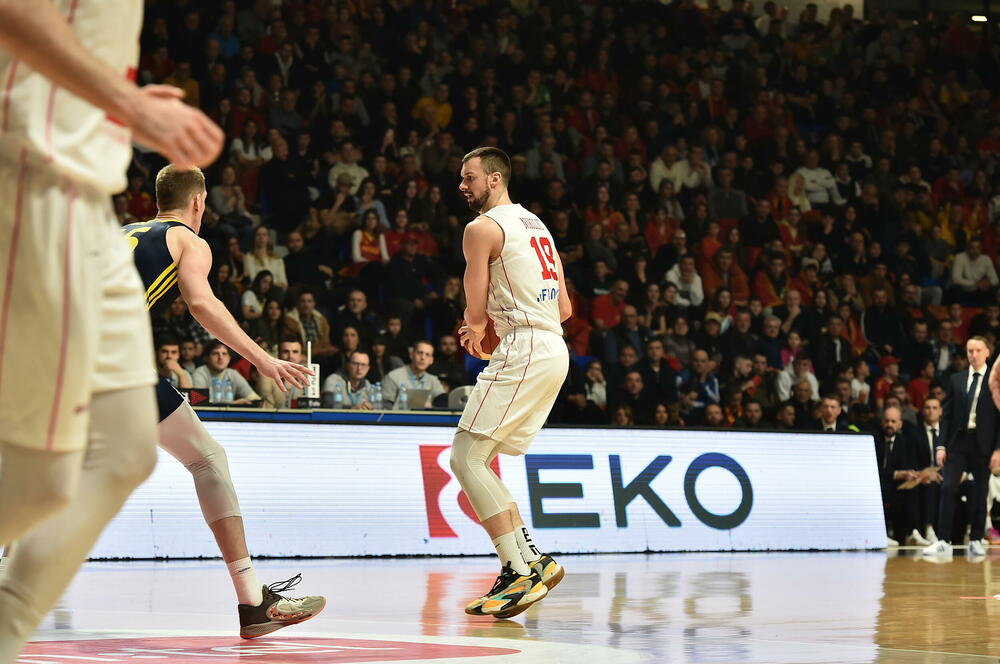 <p>Košarkaška reprezentacija Crne Gore u 2. kolu kvalifikacija za Eurobasket savladala u Podgorici Švedsku - 95:70</p>