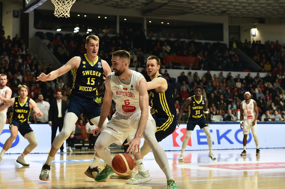 <p>Košarkaška reprezentacija Crne Gore u 2. kolu kvalifikacija za Eurobasket savladala u Podgorici Švedsku - 95:70</p>