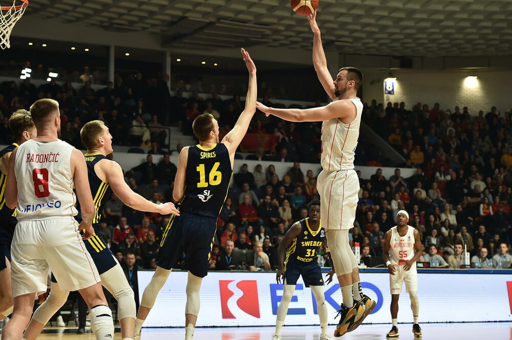 <p>Košarkaška reprezentacija Crne Gore u 2. kolu kvalifikacija za Eurobasket savladala u Podgorici Švedsku - 95:70</p>