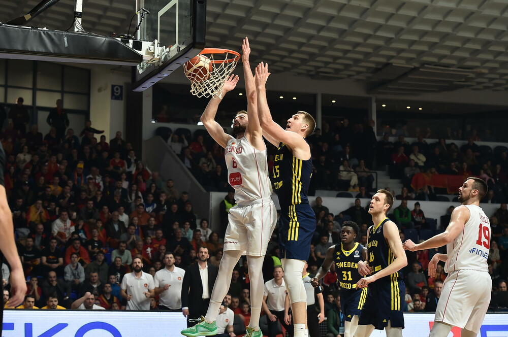 <p>Košarkaška reprezentacija Crne Gore u 2. kolu kvalifikacija za Eurobasket savladala u Podgorici Švedsku - 95:70</p>