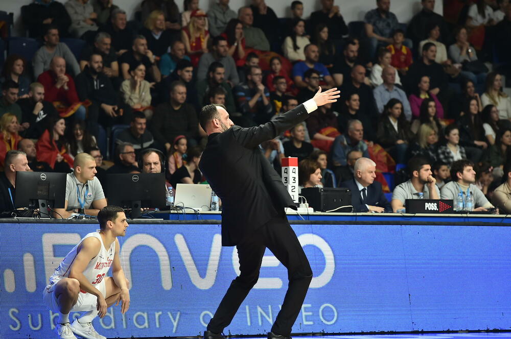 <p>Košarkaška reprezentacija Crne Gore u 2. kolu kvalifikacija za Eurobasket savladala u Podgorici Švedsku - 95:70</p>