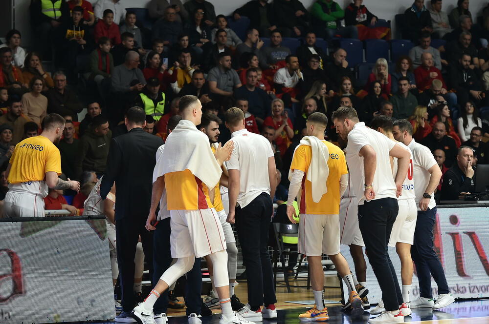 <p>Košarkaška reprezentacija Crne Gore u 2. kolu kvalifikacija za Eurobasket savladala u Podgorici Švedsku - 95:70</p>
