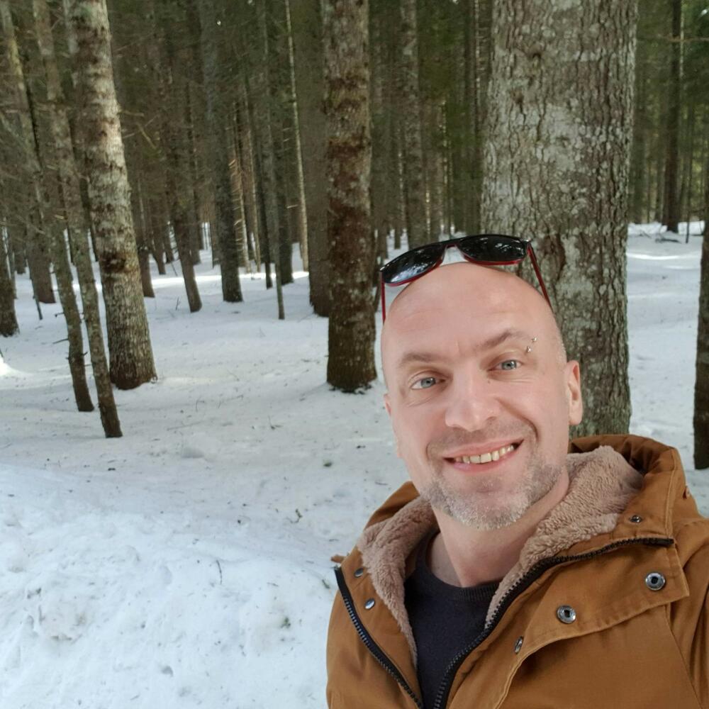 Novinar Predrag Tomović u zimskom ambijentu pored jezera
