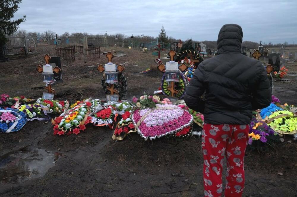 Dima Pantelejev gleda grobove majke, oca, babe i djeda - svi su poginuli u jednom raketnom napadu, Foto: BBC