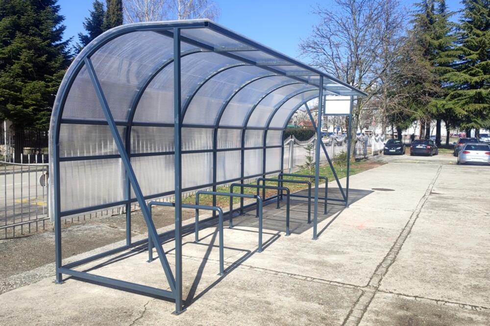 Natkriveni parking za bicikla ispred škole "Mileva Lajović Lalatović", Foto: Svetlana Mandić