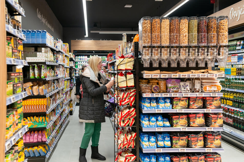 <p>Danas je otvoren u potpunosti renoviran Voli market u Meljinama.</p>