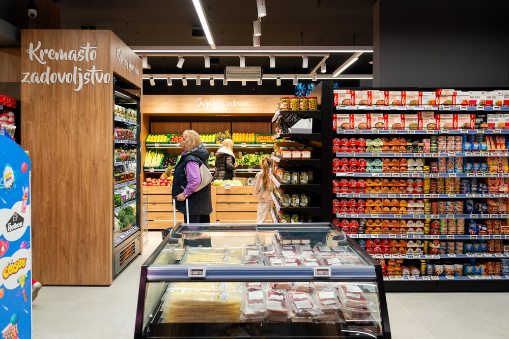 <p>Danas je otvoren u potpunosti renoviran Voli market u Meljinama.</p>