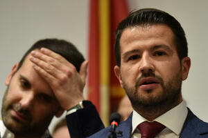 Spajki i Jaki, vlast i opozicija