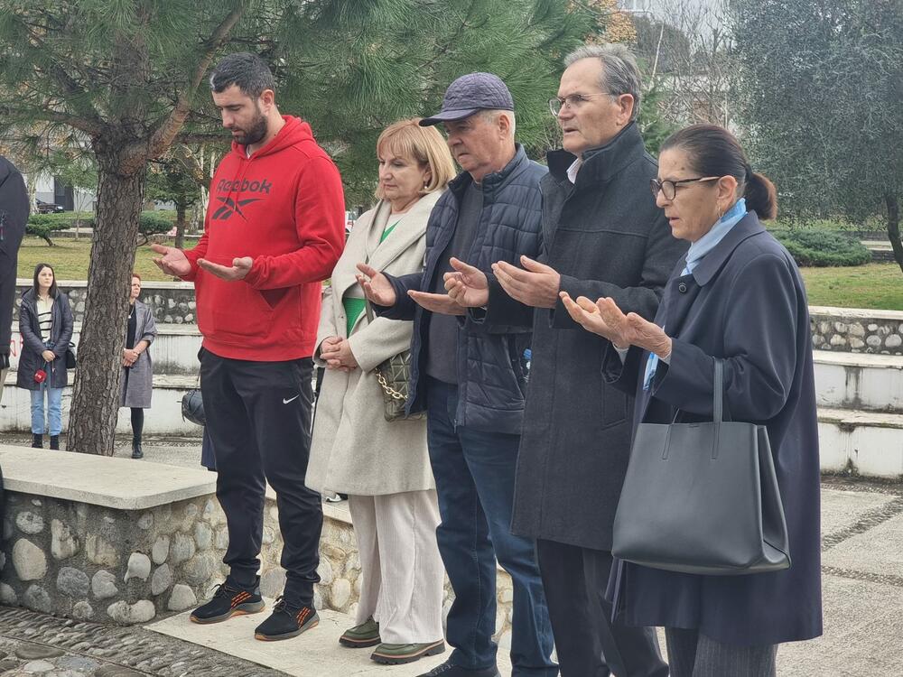 <p>"Želimo da Crna Gora smogne snage da obezbijedi pomoć porodicama ili doživotno starateljstvo", kazao je predsjednik Bošnjačkog savjeta</p>